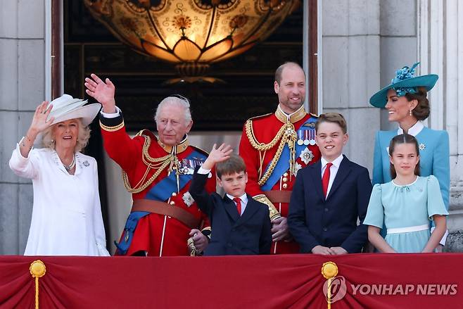 버킹엄궁 발코니에서 인사하는 왕실 가족들 [로이터 연합뉴스]