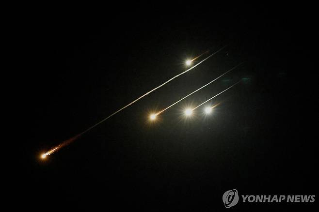 이란이 발사한 미사일이 이스라엘에서 요격되는 모습 [로이터 연합뉴스 자료사진]
