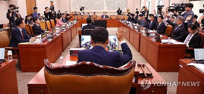 국회 법사위, 공직선거법 일부개정법률안 표결 (서울=연합뉴스) 김주형 기자 = 14일 서울 여의도 국회에서 열린 법원조직법·공직선거법·헌법재판소 등을 심사하는 법제사법위원회 전체회의에서 공직선거법 일부개정법률안을 거수 표결하고 있다. 2025.5.14 kjhpress@yna.co.kr