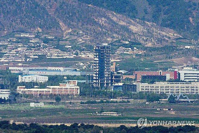 훼손 진행 중인 개성공단지원센터 (파주=연합뉴스) 임병식 기자 = 지난 5월 2일 경기도 파주시 접경지역에서 바라본 개성공단 일대에서 남북공동연락사무소 폭파 시 충격으로 파손된 개성공단지원센터가 과거 모습과 달리 뼈대를 드러낸 채 방치되어 있다. 2025.5.2 andphotodo@yna.co.kr