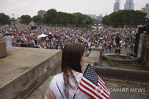 미국 필라델피아 미술관 앞 광장을 메운 '노 킹스' 시위대 [필라델피아 AP=연합뉴스. 재판매 및 DB 금지]