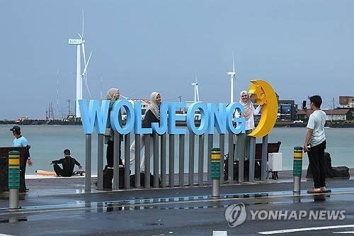 월정리 찾은 외국인 관광객 2024년 9월 제주시 구좌읍 월정해수욕장을 찾은 외국인 관광객이 풍광을 즐기고 있다. 2024.9.20 [연합뉴스 자료사진]
   jihopark@yna.co.kr