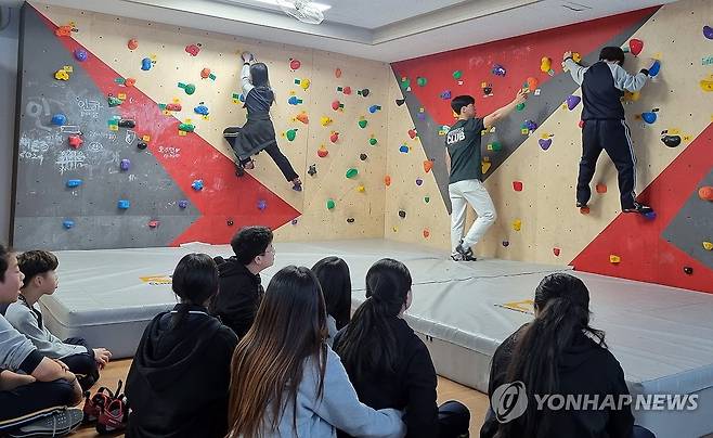 문예체학교 효돈중 인공 암벽 타기 활동 (제주=연합뉴스) 2024년 4월 18일 제주 서귀포시에 있는 제주형 자율학교 중 문예체학교인 효돈중학교 학생들이 교실을 개조한 '꿈·끼 표현실'에서 인공 암벽 타기(클라이밍)를 배우고 있다. 2025.6.14 [효돈중 제공. 재판매 및 DB 금지] khc@yna.co.kr