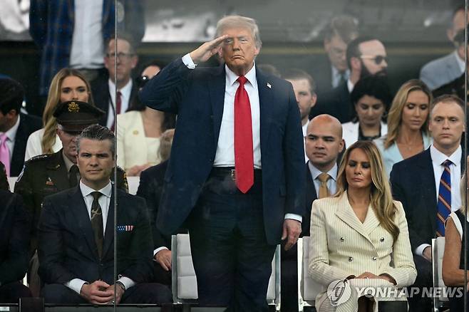 행진하는 군에 경례하는 트럼프 미국 대통령 (워싱턴 AFP=연합뉴스) 도널드 트럼프 미국 대통령이 14일(현지시간) 워싱턴DC에서 열린 미 육군 창설 250주년 기념 열병식에서 행진하는 군사들의 경례를 받고 있다. 2025.6.14