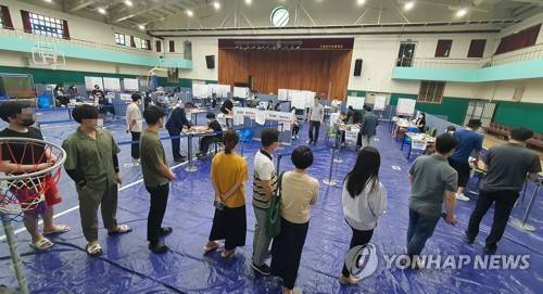 2022년 제8회 전국동시지방선거 투표 행렬 [연합뉴스 자료사진]