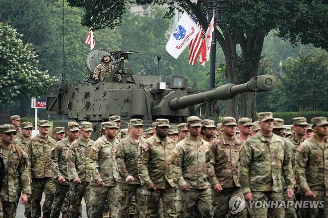 트럼프 대통령 생일에 진행된 미 육군 창설 250주년 열병식 (워싱턴 UPI=연합뉴스) 14일(현지시간) 미국 워싱턴DC에서 열린 미 육군 창설 250주년 기념 열병식에서 팔라딘 자주포와 장병들이 행진하고 있다. 2025.6.14