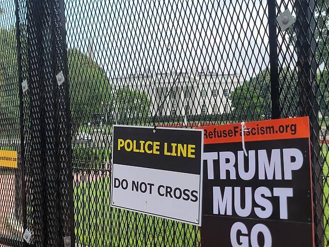 백악관과 광장 사이 철제 펜스에 붙은 반트럼프 구호 (워싱턴=연합뉴스) 조준형 특파원=  14일(현지시간) 워싱턴 DC에서 열린 미 육군 창설 250주년 기념 열병식을 앞두고 백악관 인근 라파예트 광장에서 반(反) 트럼프 시위가 열렸다.
 백악관과 광장 사이의 철제 펜스에 '트럼프는 떠나야 한다'는 구호가 적힌 피켓이 붙어있다. 
 2025.6.15 jhcho@yna.co.kr