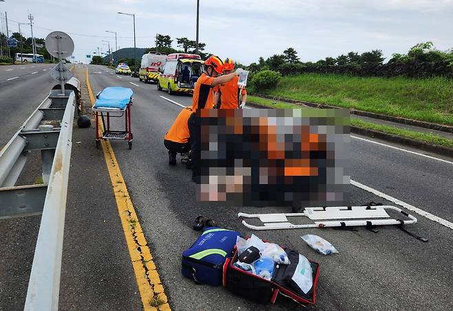 성산읍 오토바이 사고 구조작업 [제주도소방안전본부 제공]