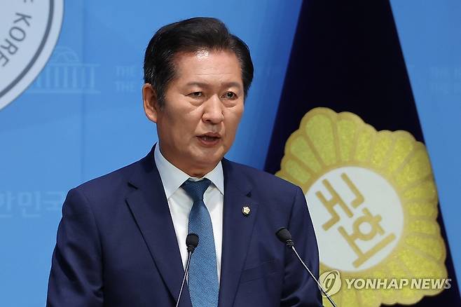 당대표 출마 기자회견 하는 정청래 의원 (서울=연합뉴스) 김주성 기자 = 더불어민주당 정청래 의원이 15일 서울 여의도 국회 소통관에서 당대표 출마 기자회견을 하고 있다.2025.6.15 utzza@yna.co.kr