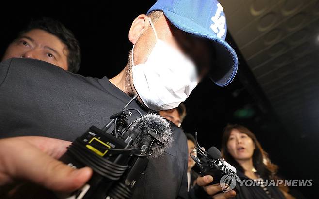 고개 숙인 채 경찰서로 향하는 '안전조치 여성 살해' 피의자 (대구=연합뉴스) 윤관식 기자 = 대구에서 안전조치 여성을 살해하고 도주한 피의자가 범행 나흘 만에 세종시 조치원읍에서 경찰에 붙잡혀 15일 대구 성서경찰서로 들어서고 있다. 2025.6.15 psik@yna.co.kr