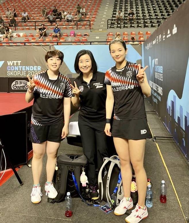 WTT 스코피예 여복 우승을 합작한 김나영(오른쪽)과 유한나. 중앙은 전혜경 감독. [포스코인터내셔널 제공. 재판매 및 DB 금지]