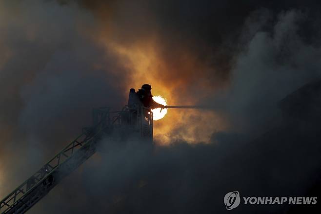 러시아 드론이 공격한 우크라이나 자포리자에서 화재 진압하는 소방관(기사와 관계 없음) [AP 연합뉴스 자료사진. 재판매 및 DB 금지]