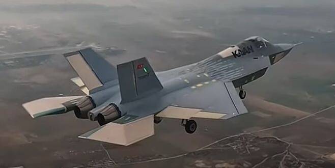 랜딩기어를 접지않고 시험 비행하고 있는 칸 전투기