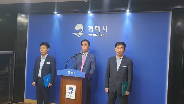 정장선(가운데) 평택시장이 16일 시청 브리핑룸에서 최장민(오른쪽) 미래도시전략국장과 황선식 미래전략과장과 함께 평택 고덕국제학교 설립·운영 법인으로 미국 애니라이트 스쿨을 발표하고 있다. 2025.6.16 /평택시 제공