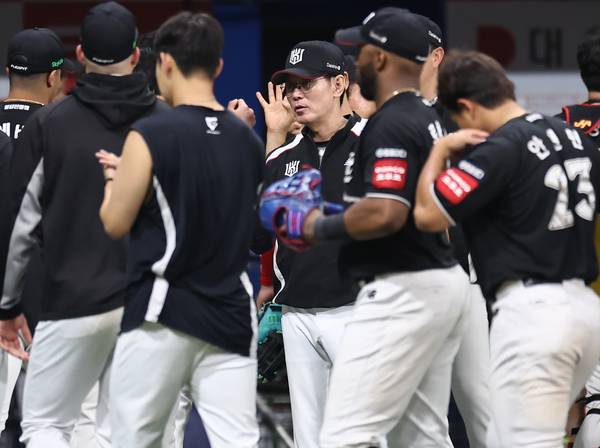 지난달 25일 서울 고척돔에서 열린 2025 KBO리그 kt wiz대 키움 히어로즈 경기. 2 대 0으로 경기가 끝난 후 이강철 kt 감독이 선수들과 함께 기뻐하고 있다. 2025.5.25 /연합뉴스