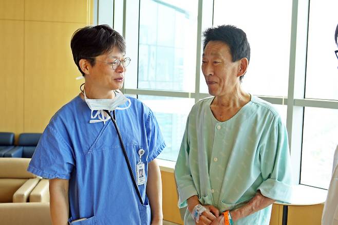 의정부을지대병원 유양기 교수가 퇴원하는 환자를 격려하고 있다. 사진=의정부을지대병원