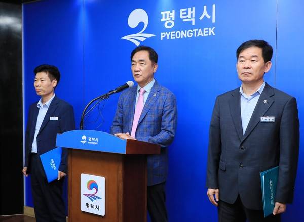 정장선 평택시장이 16일 온라인 브리핑을 통해 오는 2028년 개교 예정인 고덕국제학교 설립 운영 법인을 발표하고 있다. [사진=평택시]