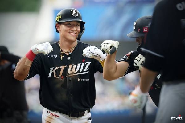 프로야구 kt위즈의 안현민이 지난 15일 삼성 라이온즈와의 경기에서 홈런을 터뜨린 후 동료들과 세리머니를 하고 있다. Kt위즈 제공