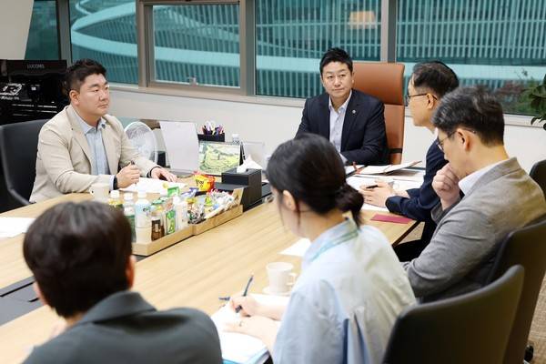 경기도의회 김진경 의장이 16일 경기도, 경기도교육청 관계자들과 정담회를 열어 대안교육기관 급식 예산 분담 관련 갈등을 중재했다. <경기도의회 제공>