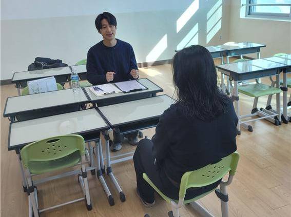 인천직업트라우마센터 사무실에서 상담을 받고 있는 근로자. <인천직업트라우마센터 제공>