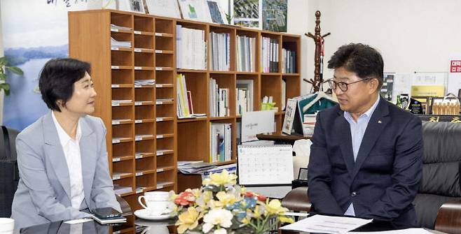 (왼쪽부터) 이스란 보건복지부 사회복지정책실장, 최충규 대덕구청장이 의료돌봄 통합지원 및 통합사례관리 사업에 관하여 의견을 나누고 있다. (사진= 대전 대덕구)