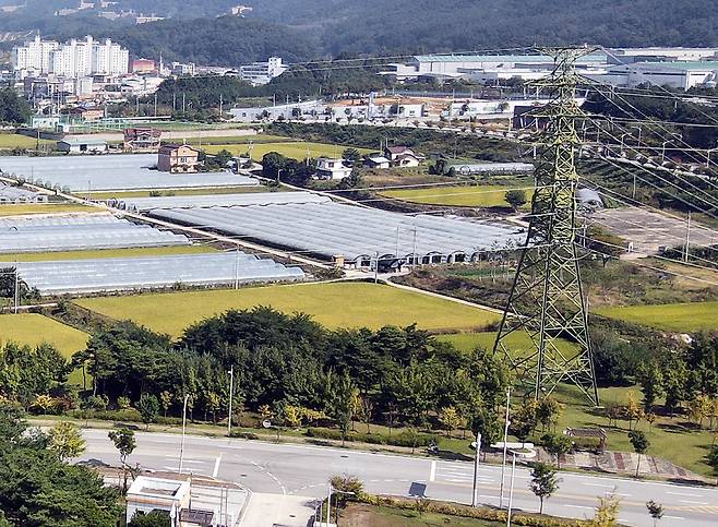 충북 음성군은 2026년까지 287억 원을 들여 충북혁신도시 일대 송전선로 지중화 사업이 추진된다고 5일 밝혔다. 사진은 충북혁신도시에 있는 송전선로. 2023.1.5 [음성군 제공. 재판매 및 DB 금지]