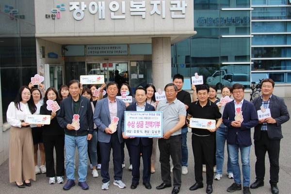 ▲ 자랑스런 태안인상 대상 수상자인 강학식 위원장과 농어업 및 경제 부문 수상자인 김남한 회장이 상금전액을 태안군 장애인복지관에 기부했다. 함장우 명예기자 제공