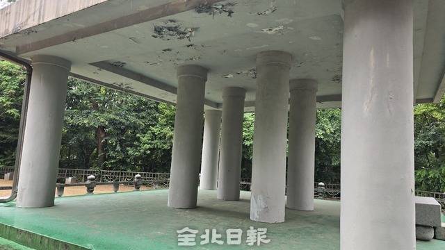 칠이 벗겨진 상태로 방치된 호국영렬탑. 김문경 기자