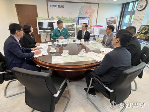 ◇태백시(시장:이상호)와 강원특별자치도경제진흥원(원장:서동면)은 16일 태백시청 시장 집무실에서 태백 청년센터 공공 위탁 운영을 위한 업무협약을 체결했다.