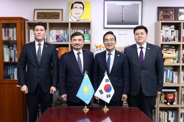 누르갈리 아르스타노프 주한 카자흐스탄 대사와 한-카자흐스탄 의원친선협회 회장 박홍근 의원, 주한 카자흐스탄 대사관 직원들이 기념촬영을 하고 있다. /주한 카자흐스탄 대사관