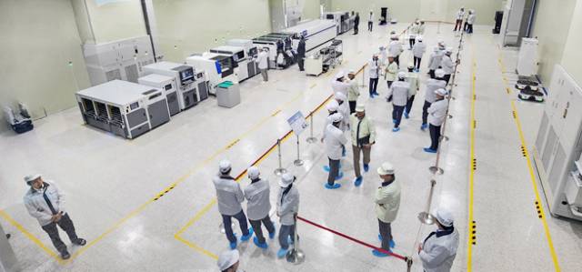 지난해 10월 22일 대구 성서산업단지 내 와이제이링크 제2공장. 국내외 주요 고객사 관계자들이 SMT Full Line을 살펴보고 있다. 와이제이링크 제공