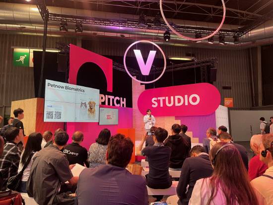 지난 13일(현지시간) 프랑스에서 열린 슈퍼 피치 코리아 피칭 진행모습. 사진=중진공