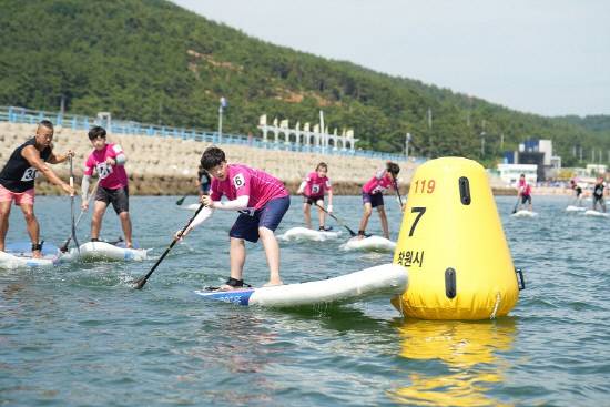 '2025 코리아 SUP 챔피언십 대회'가 오는 21일부터 22일까지 진해구 진해루 일원에서 열린다. 사진은 지난해 대회 모습. 사진=창원시