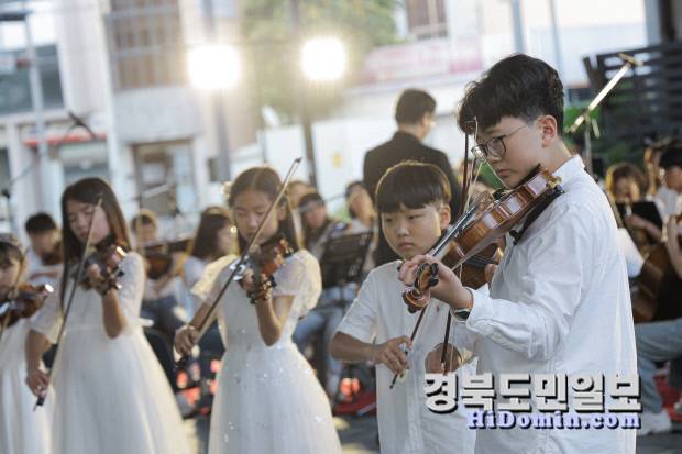지난 14일, 포항 철길숲에서 진행된 '찾아가는 클래식 연주회 철길숲 하모니'에서 스즈키바이올린 원생 40여 명이 바이올린 연주를 진행하고 있다.