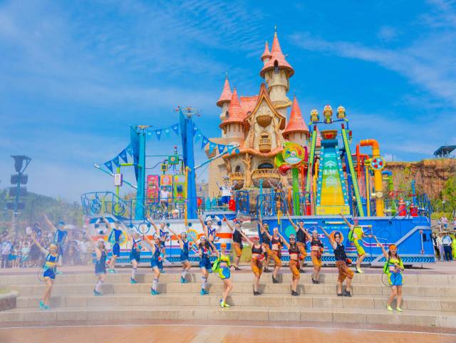 롯데월드 어드벤처 부산의 여름 시즌 공연 ‘쿨링 퍼레이드’. 롯데월드 부산 제공