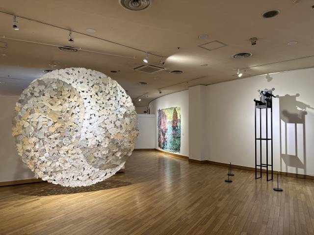 김경화 '민중의 태극'. 오른쪽엔 박재열의 '교의'와 방정아의 '내 모욕을 씻어줘'가 보인다. 김은영 기자