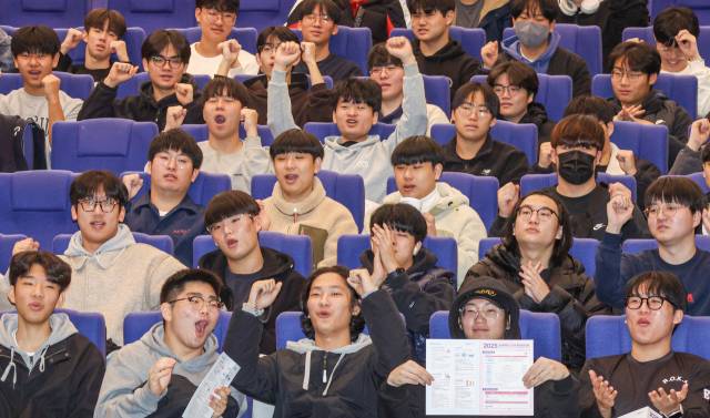 지난해 11월 18일 부산 동서대학교 소향아트홀에서 고3 초청 입시설명회가 열려 광명고 학생들이 설명을 듣고 있다. 김종진 기자 kjj1761@