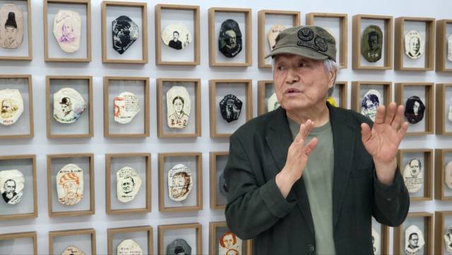 'yellow Line, 천인의 얼굴'을 전시 중인 김정명 작가. 이웰갤러리 제공