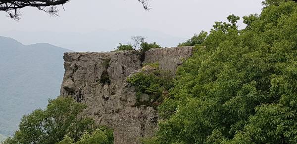 경주시 서면에 위치한 오봉산 정산 인근의 마당바위 모습.
