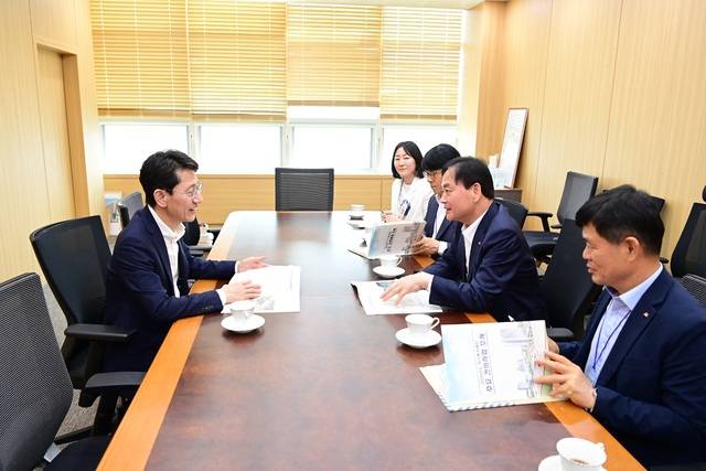 배낙호 김천시장이 중앙 부처를 방문, 주요 사업에 대한 국비를 요청하고 있다. 사진 왼쪽 김윤상 제2차관, 사진 오른쪽 가운데 배낙호 김천시장.