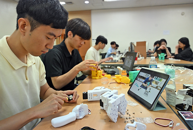 대구 영남일보 사옥(영남타워) 대강당에서 14~16일 열린 '허깅페이스 르로봇 해커톤' 한국대회에 참가한 계명대 도차장팀이 로봇을 조립하고 있다. 이지용기자 sajahu@yeongnam.com