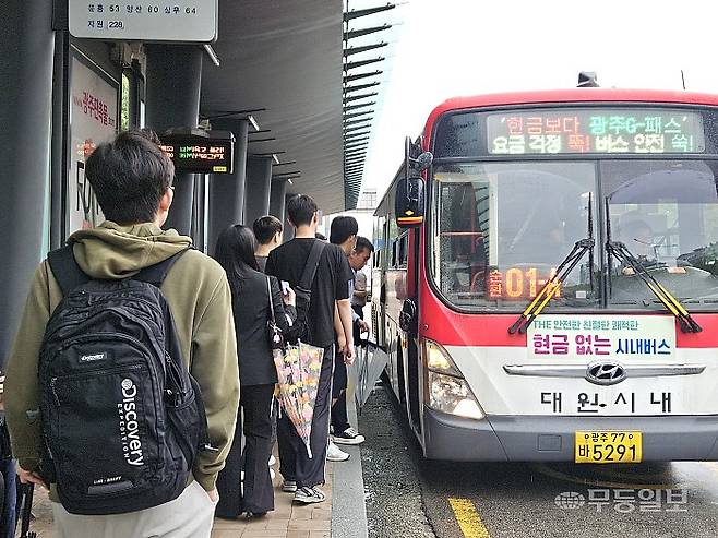 광주 시내버스 파업 재개 8일째인 16일 오전 7시30분께 광주 서구 광주종합버스터미널 정류장에서 시민들이 버스를 기다리고 있다. 강주비 기자
