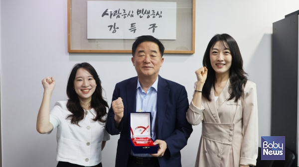 전국국공립유치원교사노동조합(위원장 윤지혜, 이하 국공립유치원교사노조)은 16일 더불어민주당 강득구 국회의원에게 감사패를 전달했다. ⓒ전국국공립유치원교사노동조합