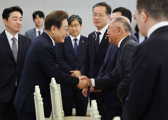 이재명 대통령이 13일 서울 용산 대통령실에서 열린 6경제단체·기업인 간담회에서 정의선 현대차 회장과 악수하고 있다. (사진=연합뉴스)