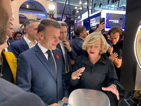 에마뉘엘 마크롱 프랑스 대통령이 프랑스 파리에서 열린 ‘비바테크 2025’ 로레알 부스를 찾아 셀 바이오프린트에 대해 설명을 듣고 있다. [사진=나노엔텍]