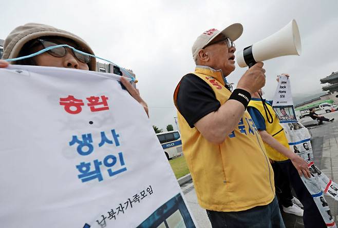 최성룡 납북자가족모임 대표가 16일 서울 종로구 정부서울청사 앞에서 기자회견을 열고 대북전단 살포 이유와 내용 등에 대해 설명하며 납북된 가족들의 생사 확인요청을 호소하고 있다.[연합뉴스 제공]