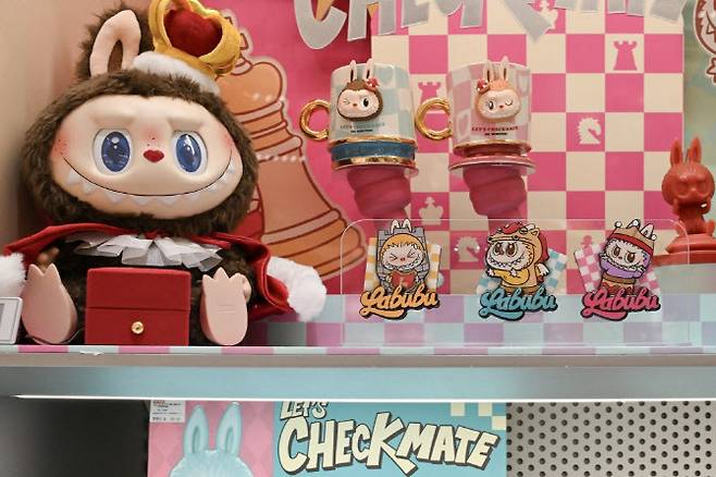 중국 베이징의 팝마트 매장에 인형 라부부가 전시돼있다. (사진=AFP)