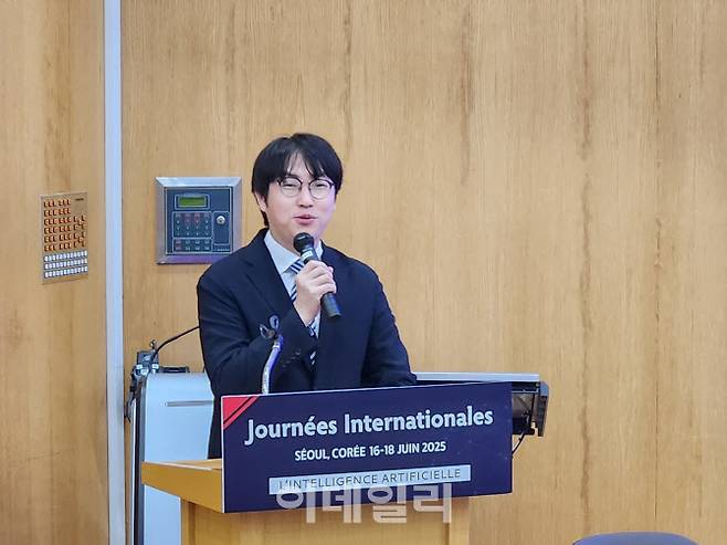 하정우 네이버클라우드 AI혁신센터장이 16일 서울 관악구 서울대 법대에서 열린 앙리까삐땅 2025 세계대회에서 기조강연하고 있다. 하 센터장은 AI미래기획수석에 선임됐다.(사진=최연두 기자)