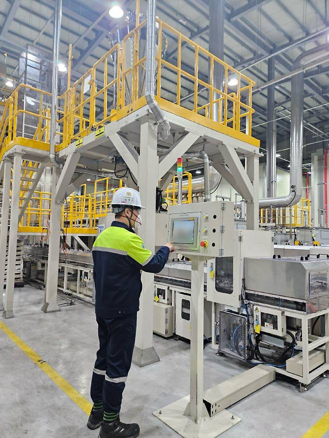 포스코퓨처엠 직원이 세종 기술연구소 파일럿 플랜트에서 LMR 양극재 제품 생산을 테스트하고 있다.(사진=포스코퓨처엠)