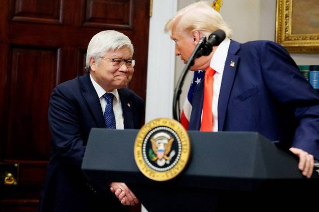 3월 3일(현지시간) 워싱턴 DC 백악관 루즈벨트 룸에서 도널드 트럼프 미국 대통령이 웨이저자 TSMC의 회장과 악수를 나누고 있다. TSMC가 미국 내 신규 제조 시설에 1000억 달러를 투자할 계획이다. (사진=AFP)